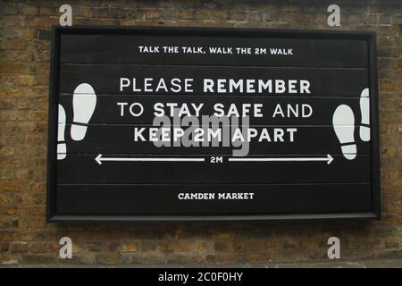 London, Großbritannien. Juni 2020. Ein Schild an der Camden Lock Market Wand erinnert die Öffentlichkeit an soziale Distanzierung.die Regierung hat am Dienstag angekündigt, dass nicht-wesentliche Geschäfte, die seit März geschlossen sind, am Montag wieder geöffnet werden können, solange sie soziale Distanzierungsregeln anwenden können. Kredit: SOPA Images Limited/Alamy Live Nachrichten Stockfoto