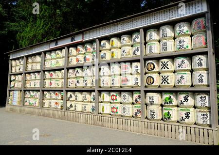 Kamakura Japan - Sake Fässer in Schrein Tsurugaoka Hachiman-gu Stockfoto