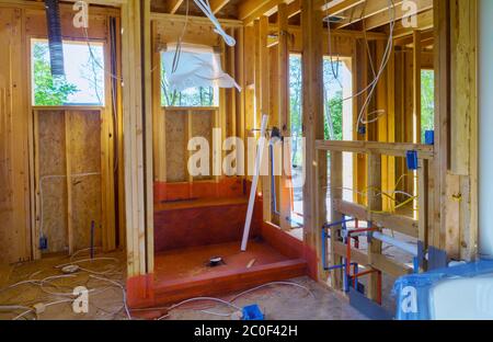 Badezimmer Dusche unter Sanitär Anschluss Heizungssystem Installation des Systems im Keller des Rohrsystems Heizung Nahaufnahme Stockfoto