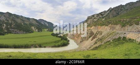 Biegung des Flusses Tschuja und Chuysky Trakt im Altai-Gebirge. Stockfoto