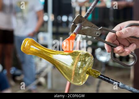 Demonstration der handgefertigten Glasherstellung Stockfoto