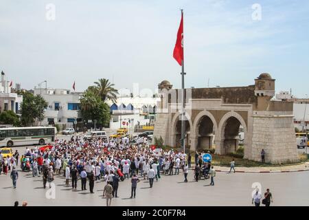 Tunis, Tunesien. Juni 2020. Menschenmenge von Gesundheitshelfern während der Demonstration. In Abstimmung mit dem allgemeinen Gesundheitsverband im Rahmen der tunesischen Gewerkschaft der allgemeinen Arbeitnehmer (UGTT), Mitglieder der Basisgewerkschaft des Charles Nicolle Krankenhauses werfen die weißen Mäntel an die Tür des Gesundheitsministeriums während eines Sitzes-in protestieren gegen die Nichtanwendung der zuvor geschlossenen Konventionen und fordern die Rücknahme von Artikel 2 des Gesetzes des öffentlichen Dienstes in Ordnung Die Möglichkeit, ein Statut zur Organisation des Gesundheitswesens zu veröffentlichen. Kredit: SOPA Images Limited/Alamy Live Nachrichten Stockfoto