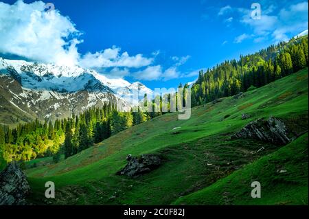 Schöne Aussicht auf Himalaya Berge, Kasol, Parvati Tal, Himachal Pradesh, Nordindien Stockfoto