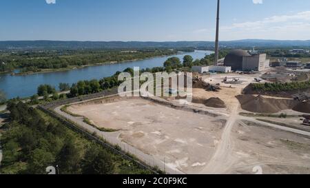 15. Mai 2020, Rheinland-Pfalz, Mülheim-Kärlich: Bauarbeiter entfernen die letzten Reste des Kühlturms des im vergangenen Jahr abgerissenen Kernkraftwerks (Luftaufnahme mit Drohne). Hier soll ein achtstöckiges Hotel mit 250 Betten gebaut werden. (To dpa: Hotel auf ehemaligem Kernkraftwerksgelände Mülheim-Kärlich geplant) Foto: Thomas Frey/dpa Stockfoto