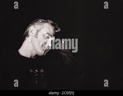 03. Juni 2020 – Morrissey bekundet seine Solidarität mit Black Lives Matter auf Twitter mit dem Hashtag #TheShowMustBePaused, um den Blackout Tuesday der Musikgemeinschaft zu unterstützen. Während einige von Morrisseys Fans seine Solidarität lobten, kritisierten andere den Tweet wegen seiner oft kontroversen politischen Ansichten in der Vergangenheit. Foto: Morrissey tritt 2000 auf der Bühne im Hamilton Place Theatre in Hamilton, Ontario, Kanada auf. (Hinweis: Dieses Bild wurde in Schwarzweiß konvertiert.) Stockfoto