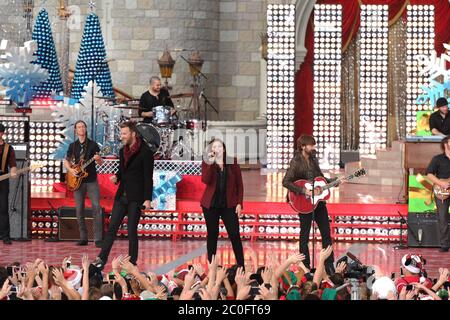 (DEZ. 1, 2012): Die mit dem Grammy ausgezeichnete Gruppe Lady Antebellum posiert vor Cinderella Castle, während sie das TV-Special 'Disney Parks Christmas Day Parade' im Magic Kingdom Park in Walt Disney World in Lake Buena Vista aufzeichnet. Fla. Die Gruppe titelt die Sendung und spielt einen Song aus ihrem neuen Urlaubsalbum "On The Winter's Night". Die jährliche Parade-Sendung, die am 25. Dezember 2012 zu verschiedenen Zeiten im ganzen Land auf ABC-TV ausgestrahlt wird, zeigt Promi-Auftritte und Segmente aufgenommen in Walt Disney World in Florida und Disneyland Resort in Kalifornien. Weitere Darsteller sind Back Stockfoto