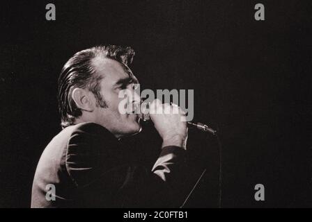 03. Juni 2020 – Morrissey bekundet seine Solidarität mit Black Lives Matter auf Twitter mit dem Hashtag #TheShowMustBePaused, um den Blackout Tuesday der Musikgemeinschaft zu unterstützen. Während einige von Morrisseys Fans seine Solidarität lobten, kritisierten andere den Tweet wegen seiner oft kontroversen politischen Ansichten in der Vergangenheit. Foto: Morrissey tritt 2000 auf der Bühne im Hamilton Place Theatre in Hamilton, Ontario, Kanada auf. (Hinweis: Dieses Bild wurde in Schwarzweiß konvertiert.) Stockfoto