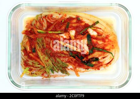 Kimchi ist der Name des koreanischen eingelegten Gemüses. Der Kimchi auf dem Foto ist aus Chinakohl, sauer, süß und leicht würzig. Kann als gegessen werden Stockfoto