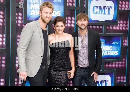 NASHVILLE, TN - 09. JUNI: Lady Antebellum kommt bei den CMT Music Awards 2010 an Ankunft in der Bridgestone Arena am 9. Juni 2010 in Nashville, Tennessee Lady A ist eine amerikanische Country-Musik-Gruppe, die 2006 in Nashville, Tennessee gegründet wurde. Die Gruppe besteht aus Hillary Scott, Charles Kelley und Dave Haywood Menschen: Hillary Scott, Charles Kelley, Dave Haywood Stockfoto