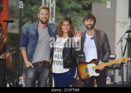 Manhattan, Vereinigte Staaten Von Amerika. Dezember 2008. NEW YORK, NY - SEPTEMBER 30: Charles Kelley, Hilary Scott und Dave Haywood spielen auf NBC's "Today" bei der NBC's TODAY Show am 30. September 2014 in New York, New York Lady A ist eine amerikanische Country-Musik-Gruppe, die 2006 in Nashville, Tennessee gegründet wurde. Die Gruppe besteht aus Hillary Scott, Charles Kelley und Dave Haywood Menschen: Hillary Scott, Charles Kelley, Dave Haywood Kredit: Storms Media Group/Alamy Live News Stockfoto
