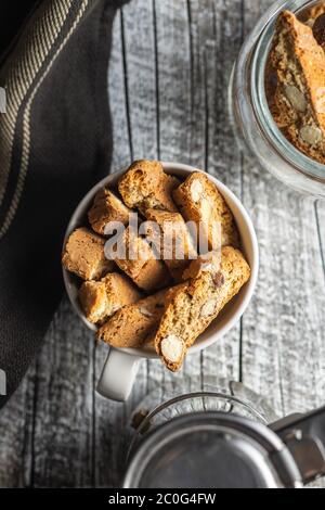 Süße italienische Cantuccini-Kekse. Mandeln Kekse in Kaffeebecher. Draufsicht. Stockfoto