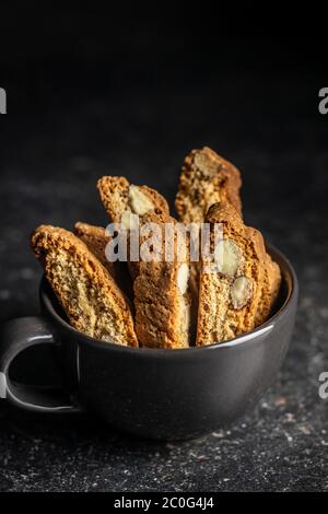 Süße italienische Cantuccini-Kekse. Mandeln Kekse in Kaffeebecher. Stockfoto