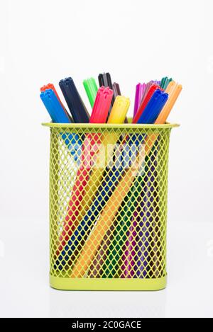 Konzept für Zeichnungsmittel. Foto von bunten Markern in gelben Bleistift Tasse isoliert auf weißem Hintergrund Stockfoto