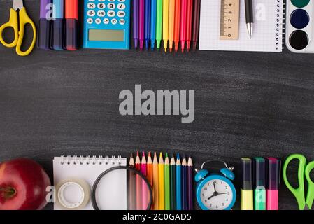 Vorbereitung für die Schule 1-september-Konzept. Oben über der Ansicht Foto von Apple-Uhr und bunte Schreibwaren isoliert auf Tafel mit copyspa Stockfoto