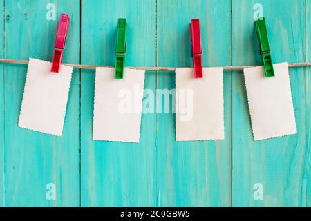 Bilderrahmen hängen über blauem Holzhintergrund Stockfoto