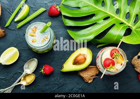 Schmackhafter gesunder Chia Pudding mit Kokosmilch im Glas.gesunde Ernährung Stockfoto