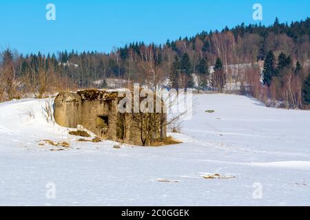 Militärbunker in einer Winterlandschaft Stockfoto