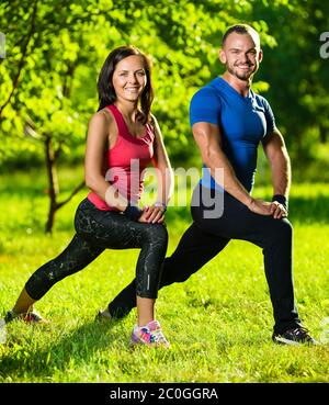 Mann und Frau tun stretching-Übungen Stockfoto