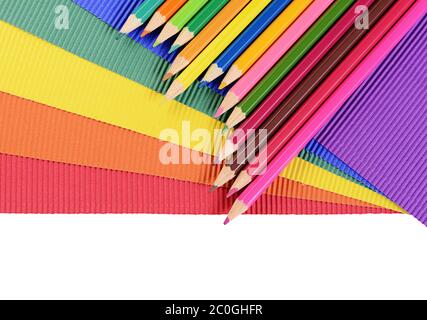 Farbstifte auf mehrfarbigem Papier Stockfoto