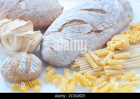 Verschiedene Sorten von italienischer Pasta und selbstgebackenes Brot Stockfoto