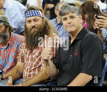 FLUSHING NY- SEPTEMBER 04: Willie Robertson, Sean hannity, Tag elf der US Open 2014 im USTA Billie Jean King National Tennis Center am 4. September 2014 im Flushing Viertel des Queens Stadtteils von New York City Menschen: Willie Robertson, Sean hannity Kredit: Storms Media Group/Alamy Live News Stockfoto