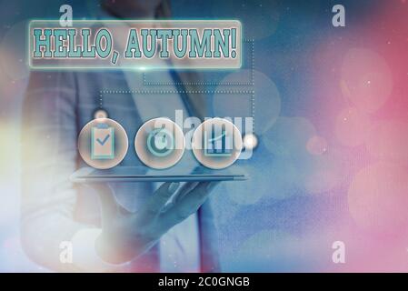 Textschild mit Hallo, Herbst. Grußtext für Geschäftsfotos, der verwendet wird, wenn der Wechsel von Sommer zu Winter angenommen wird Stockfoto