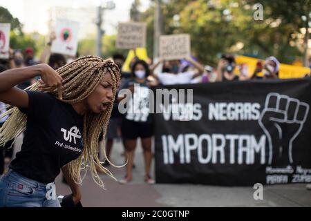 Niteroi, Rio de Janeiro, Brasilien. Juni 2020. Demonstranten gingen während der Pandemien von Covid in Rio de Janeiro auf die Straße 19, um gegen den Rassismus und den Tod von Schwarzen durch Polizeigewalt zu protestieren. Quelle: Fernando Souza/ZUMA Wire/Alamy Live News Stockfoto