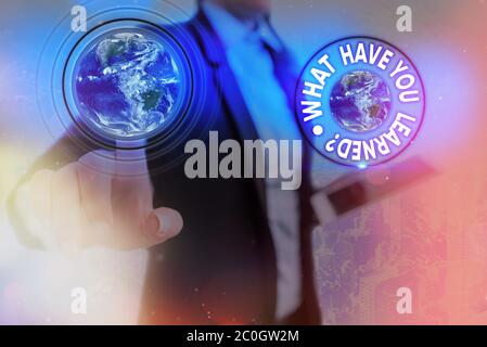 Schreiben Sie eine Notiz, die die Frage „Was haben Sie gelernt?“ zeigt. Geschäftskonzept, um zu wissen, die Dinge zu erwerben oder absorbieren Elemente dieses Image von NAS Stockfoto