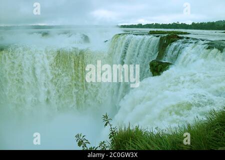 Herrliche Aussicht auf die Devil's Throat Gegend der Iguazu Wasserfälle auf argentinischer Seite, Misiones Provinz, Argentinien, Südamerika Stockfoto