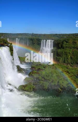 Vertikales Bild eines fantastischen Regenbogens über der mächtigen brasilianischen Seite Iguazu Falls, Foz do Iguacu, Brasilien, Südamerika Stockfoto