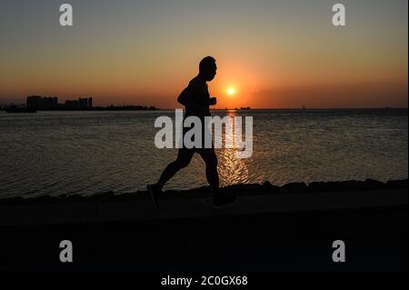 Haikou, Chinas Provinz Hainan. Mai 2020. Ein Mann läuft am Meer in Haikou, südchinesische Provinz Hainan, 15. Mai 2020. Night Run ist ein beliebter Sport unter den Bürgern in Haikou geworden. Quelle: Pu Xiaoxu/Xinhua/Alamy Live News Stockfoto