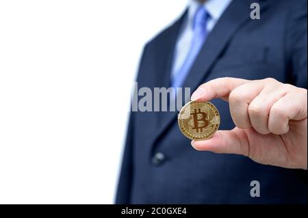 Golden Bitcoin in der Hand eines Mannes. Blockchain und neue virtuelle Währung. Stockfoto