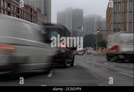 Berlin, Deutschland. Juni 2020. Der Mühlendamm ist morgens sehr voll. Quelle: Paul Zinken/dpa/Alamy Live News Stockfoto