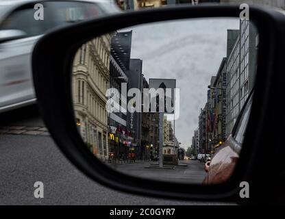 Berlin, Deutschland. Juni 2020. Checkpoint Charlie ist im Rückspiegel eines Autos zu sehen. Quelle: Paul Zinken/dpa/Alamy Live News Stockfoto