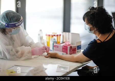 Bukarest, Rumänien - 10. Juni 2020: Details mit einem Gesundheitsbeamten, der einen schnellen Covid-19-Antikörper-Test (vergangene Infektion) macht. Stockfoto