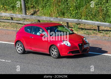 2009 rot Alfa Romeo Mito Lusso T; Fahrzeugverkehr Fahrzeuge, Autos, die Fahrzeuge auf britischen Straßen fahren, Motoren, Fahren auf der Autobahn M6 Stockfoto