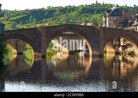 Alte Brücke von Espalion. Aveyron Department, Occitanie, Frankreich Stockfoto