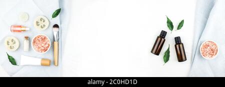 Banner aus hausgemachtem Spa-Kosmetikset mit Salz und Öl auf weißem Holzhintergrund. Kopierbereich. Flacher Laienstil. Stockfoto
