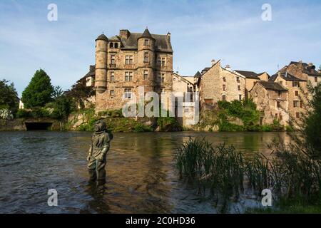 Statue zum Gedenken an Benoit Rouquayrol und Auguste Denayrouze Erfinder des Tauchers, Espalion, Aveyron Abteilung, Occitanie, Frankreich Stockfoto