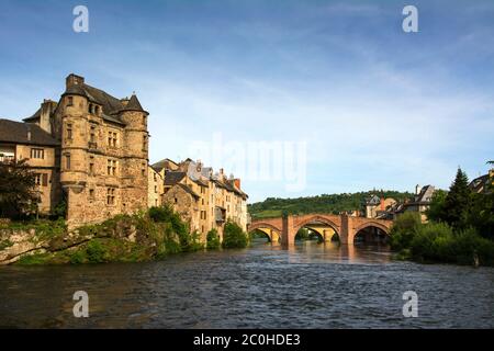 Espalion Schloss und alte Brücke auf dem Fluss Lot, Aveyron Department, Okzitanien, Frankreich Stockfoto