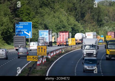 M4 Autobahn, in der Nähe von Chippenham, Wiltshire, Großbritannien. Mai 2020. Das Fahrzeugvolumen auf der Autobahn M4 in Wiltshire steigt am Morgen Stockfoto