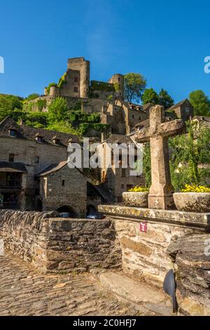 Belcastel Dorf, Aveyron Abteilung, Blick auf Schloss und Brücke über den Aveyron Fluss, Okzitanien, Frankreich Stockfoto