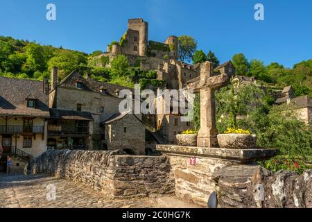 Belcastel Dorf, Aveyron Abteilung, Blick auf Schloss und Brücke über den Aveyron Fluss, Okzitanien, Frankreich Stockfoto