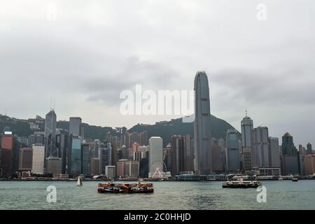 Zwei-Sterne-Fähren überqueren den Victoria Harbour in Hongkong China Stockfoto