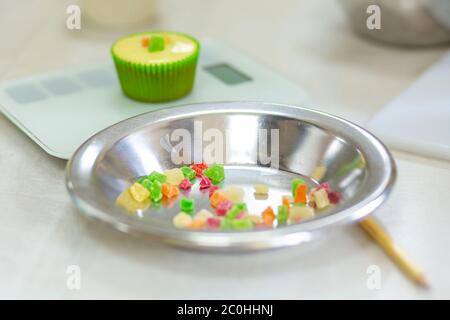 Der Prozess der Herstellung von Cupcakes. Kuchen von professionellen Konditoren kreieren. Stockfoto