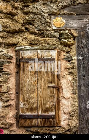 Muschel an einer Fassade in Conques, Aveyron, Occitanie, Frankreich Stockfoto