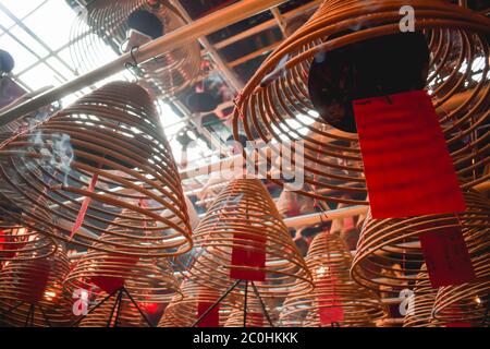 Buddhistische Spirale duftende brennende Sticks in einem Tempel in China Stockfoto