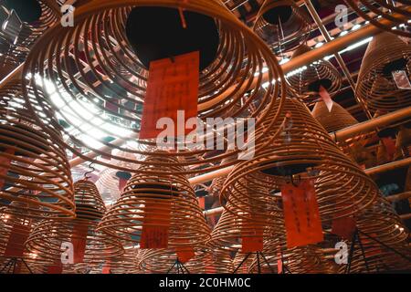 Buddhistische spiralförmige Duftbrennstäbe im man Mo Tempel in Hongkong China Stockfoto