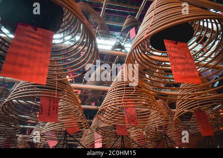 Buddhistische Duftstäbchen mit Spiralform im man Mo Tempel in Hongkong China Stockfoto