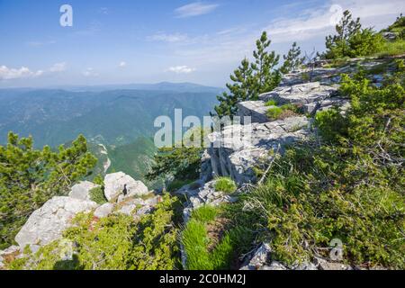 Atemberaubende Landschaft vom Roten Wall Peak bis zu Rhodopen, Plovdiv Region, Bulgarien Stockfoto